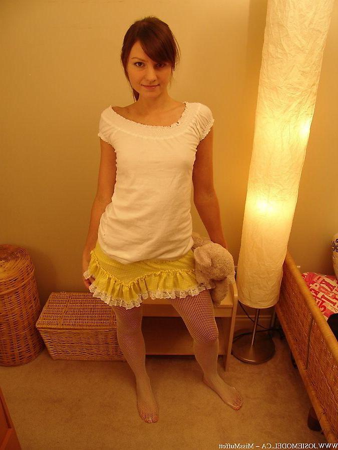 20P Pictures of teen Josie Model letting you see her boobies