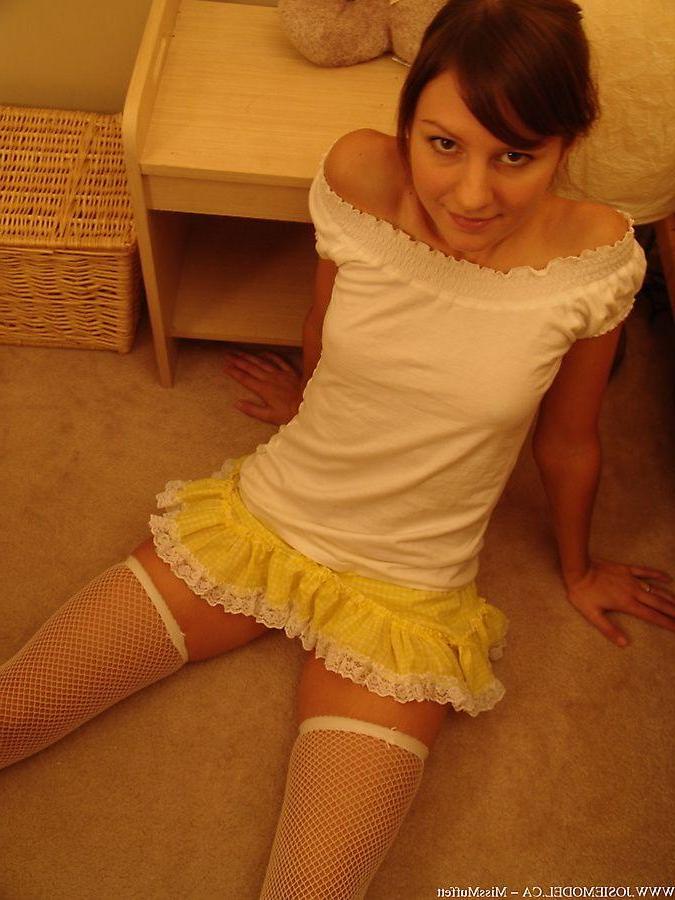 20P Pictures of teen Josie Model letting you see her boobies