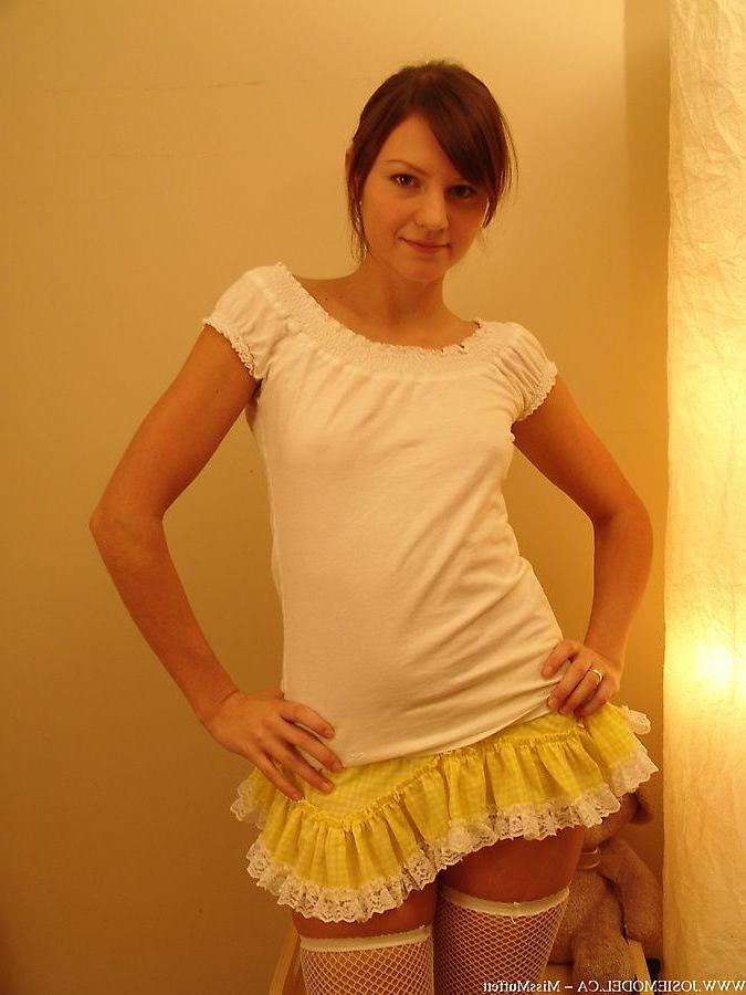20P Pictures of teen Josie Model letting you see her boobies