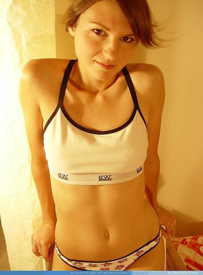 20P Pictures of Josie Model stripping to her roller blades