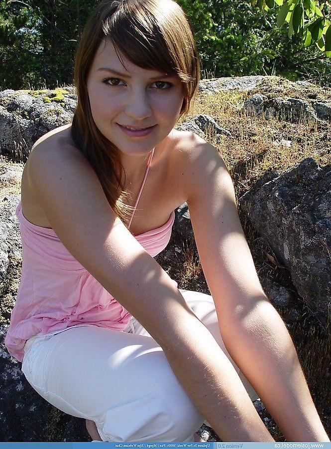 20P Pictures of Josie Model exposing her tits outside