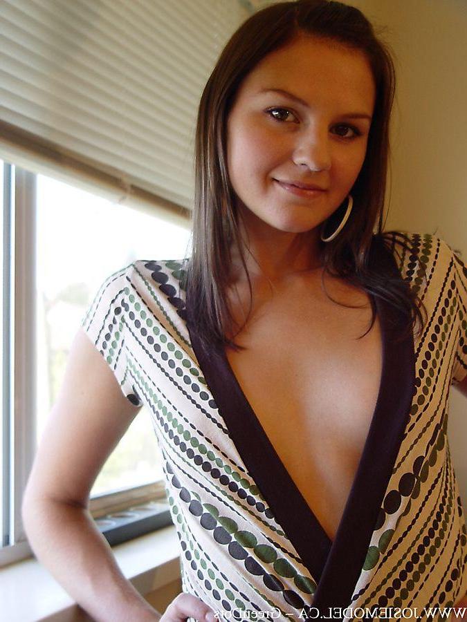 20P Pictures of teen Josie Model showing her tits