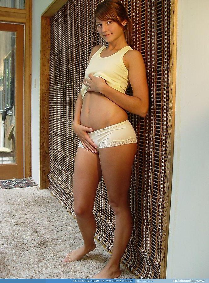 20P Bilder von Josie Model, das sich auf dem Boden auszieht