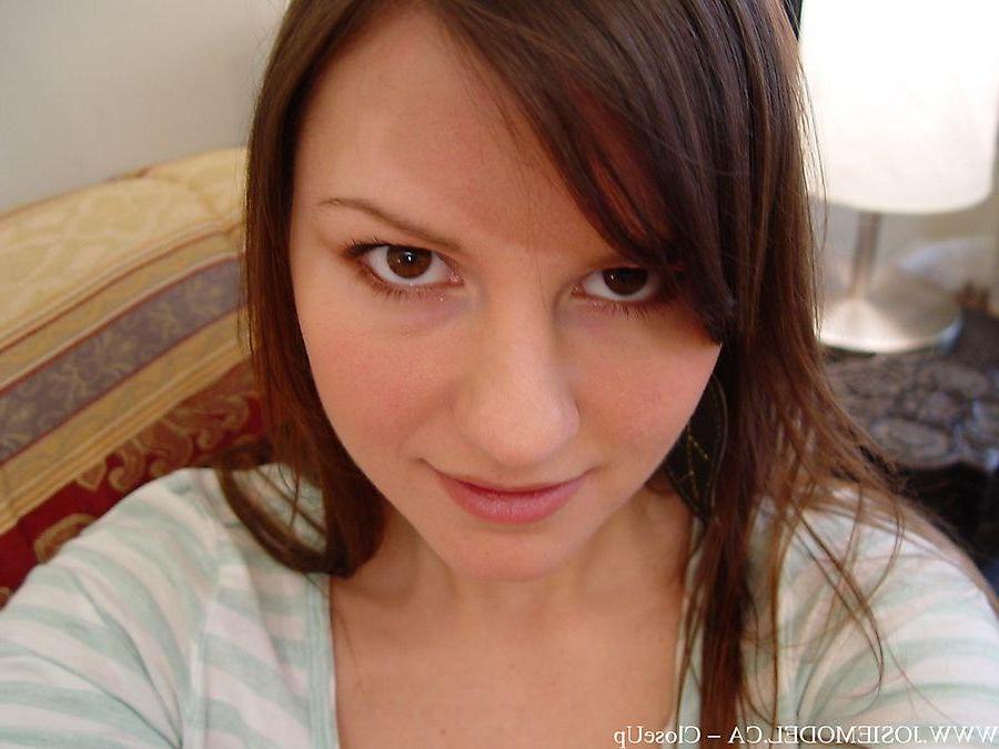 20P Pictures of Josie Model taking sexy pics of herself