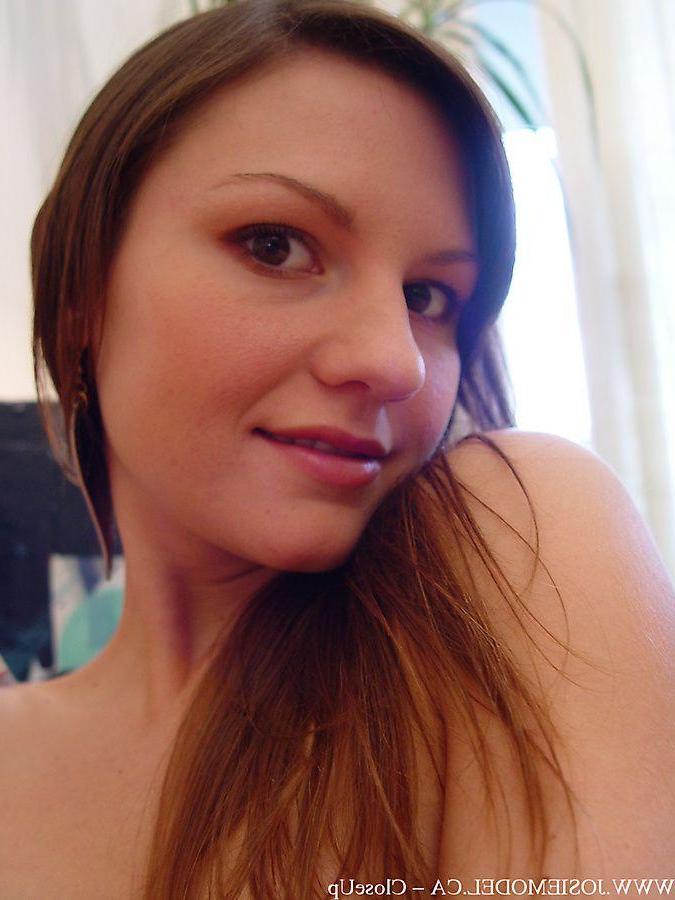 20P Pictures of Josie Model taking sexy pics of herself