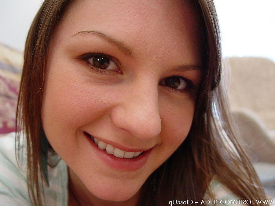 20P Pictures of Josie Model taking sexy pics of herself