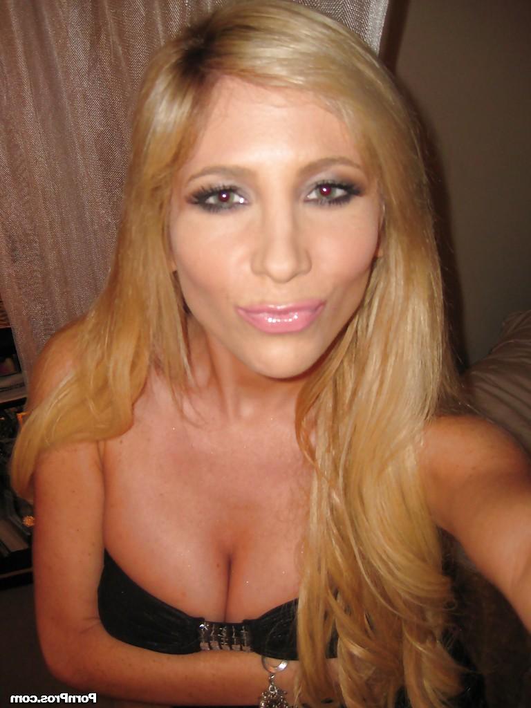 16P Amateur babe with big boobs Tasha Reign shows her tight ass and pussy