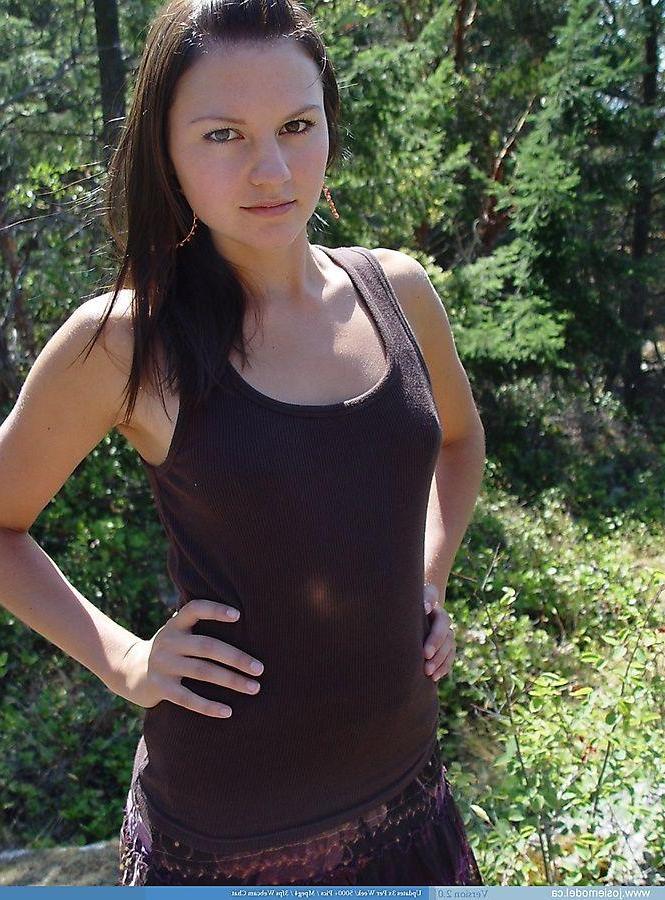 20P Pictures of teen babe Josie Model showing off outside