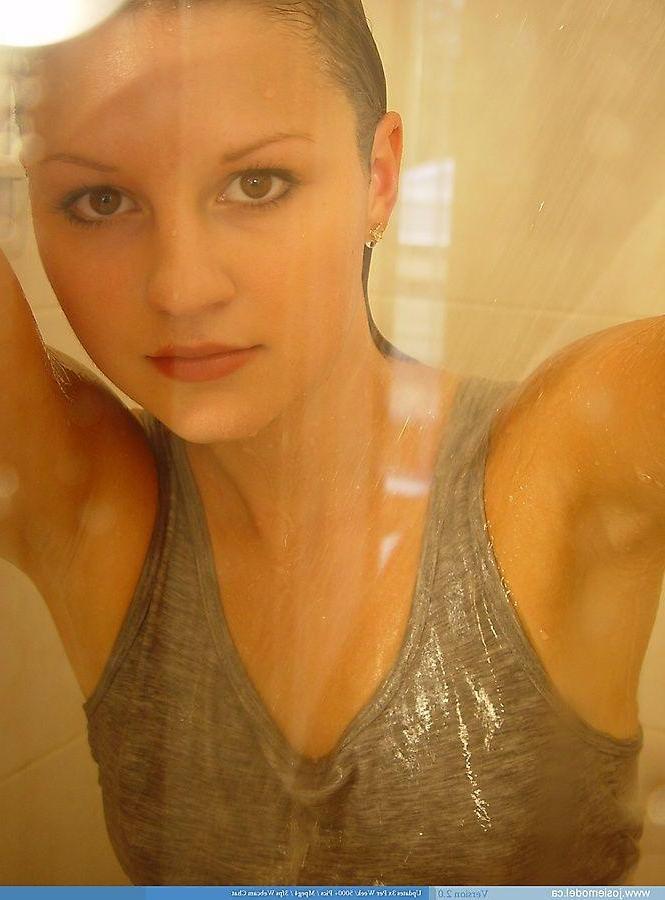 20P Pictures of Josie Model getting all wet for you