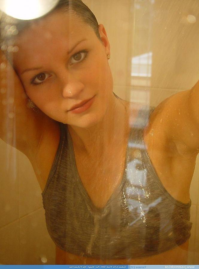 20P Pictures of Josie Model getting all wet for you