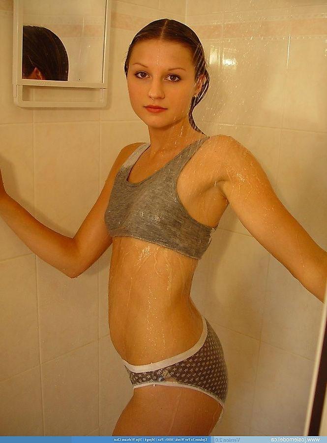 20P Pictures of Josie Model getting all wet for you