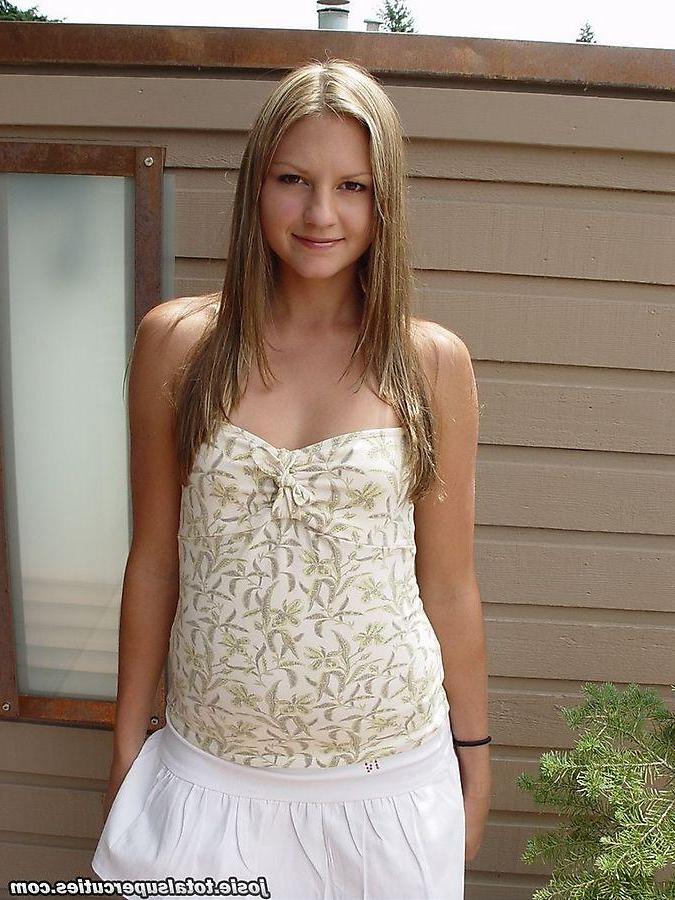 20P Pictures of Josie Model stripping for you outside