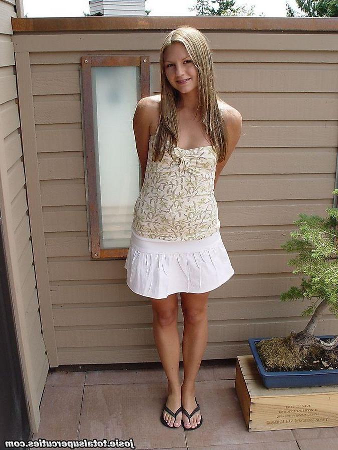 20P Pictures of Josie Model stripping for you outside