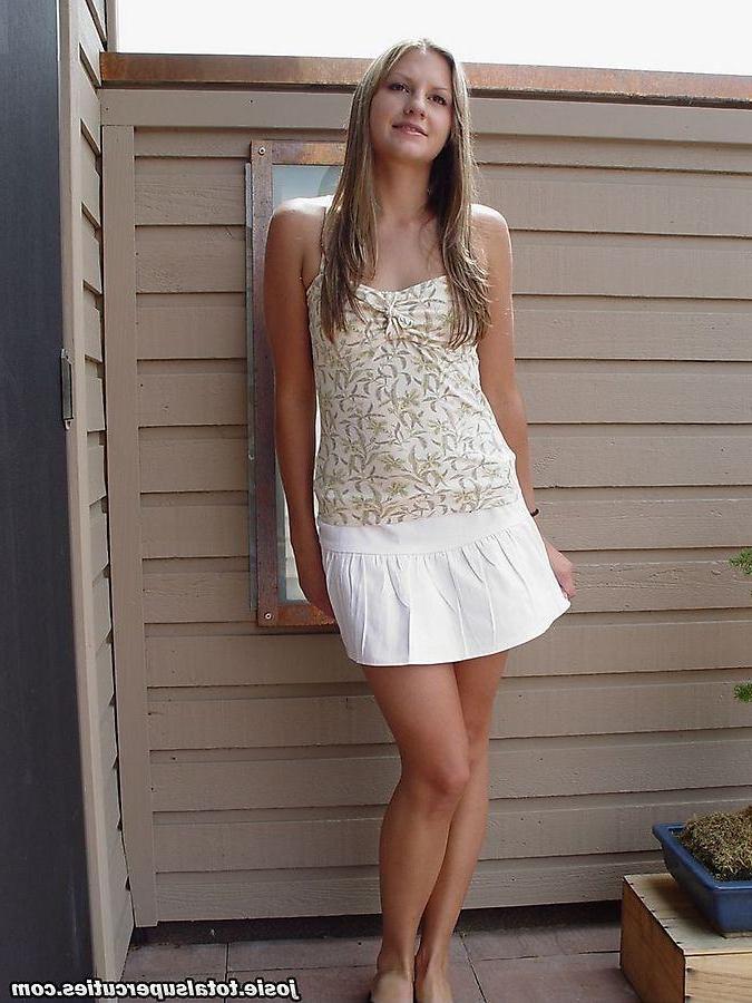 20P Pictures of Josie Model stripping for you outside