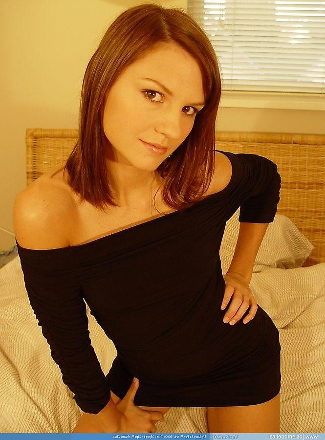 20P Pictures of Josie Model showing you her tits in bed