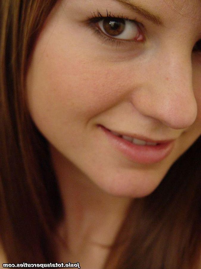 20P Pictures of Josie Model waiting for you in bed