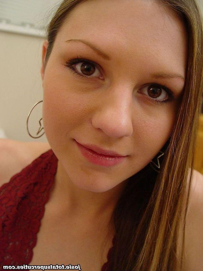 20P Pictures of teen cutie Josie Model waiting for you in bed