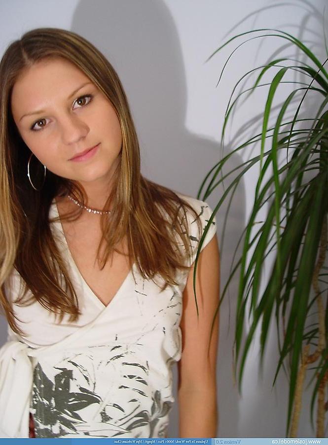 20P Pictures of Josie Model giving your cock a tease