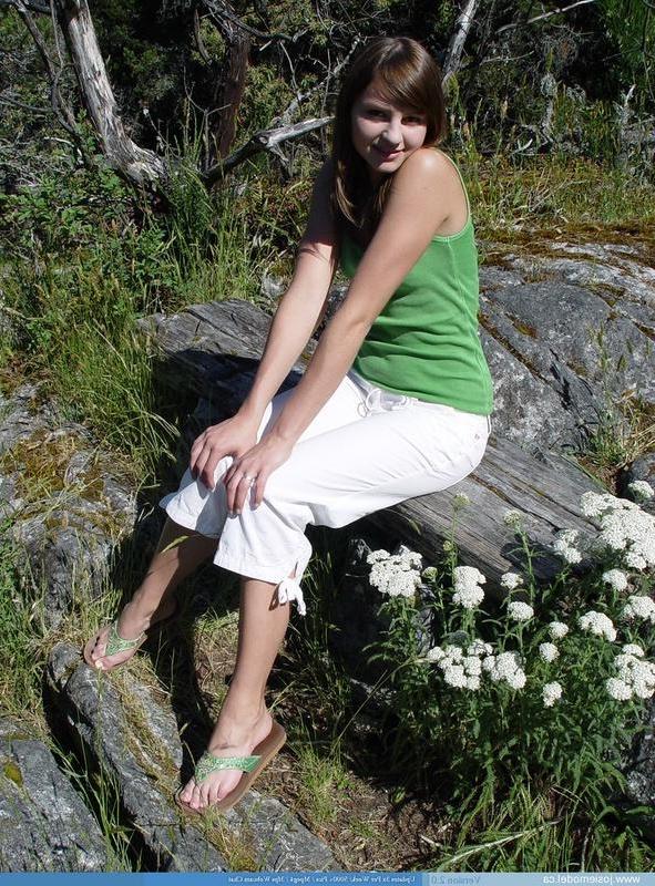 20P Pictures of Josie Model showing her tits outside