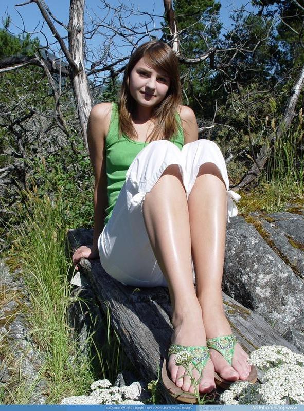 20P Pictures of Josie Model showing her tits outside