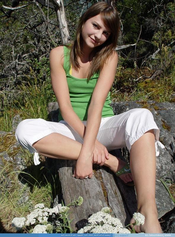 20P Pictures of Josie Model showing her tits outside