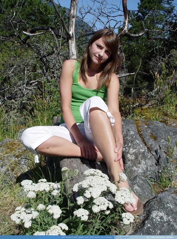 20P Pictures of Josie Model showing her tits outside