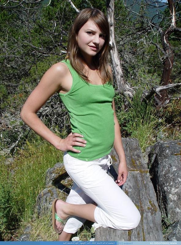 20P Pictures of Josie Model showing her tits outside