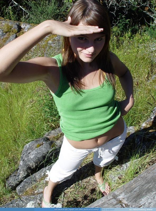 20P Pictures of Josie Model showing her tits outside