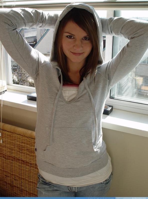 20P Pictures of teen Josie Model getting topless for you