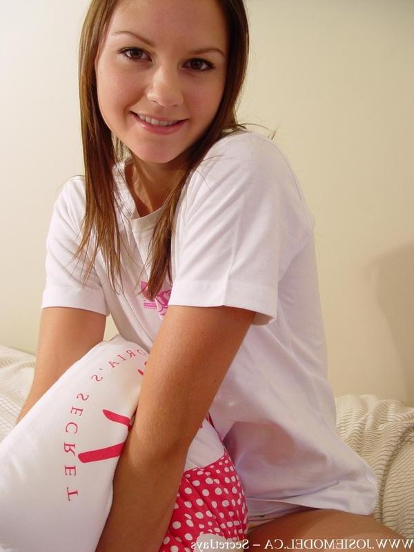 20P Pictures of Josie Model getting naked in bed