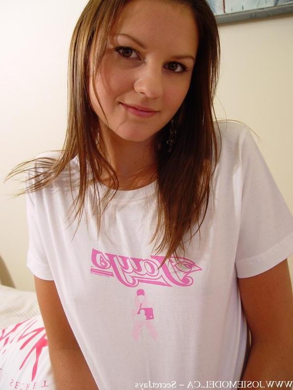 20P Pictures of Josie Model getting naked in bed