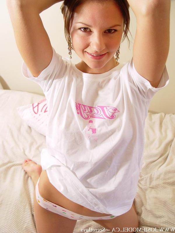 20P Pictures of Josie Model getting naked in bed