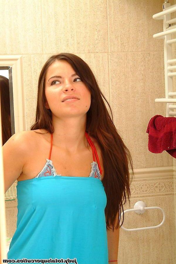 20P Pictures of teen amateur Judy showing her pussy in the bathroom