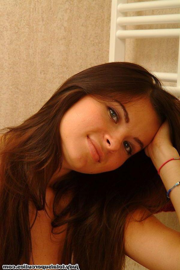 20P Pictures of teen amateur Judy showing her pussy in the bathroom
