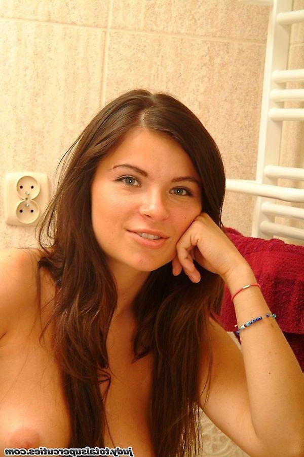 20P Pictures of teen amateur Judy showing her pussy in the bathroom