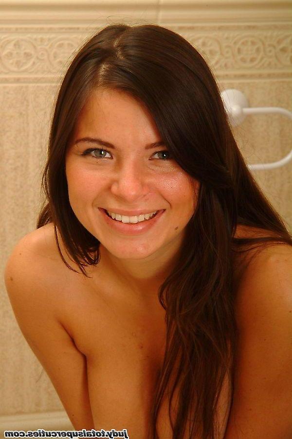 20P Pictures of teen amateur Judy showing her pussy in the bathroom