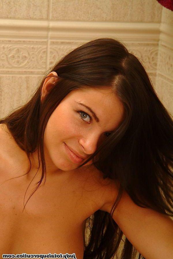 20P Pictures of teen amateur Judy showing her pussy in the bathroom