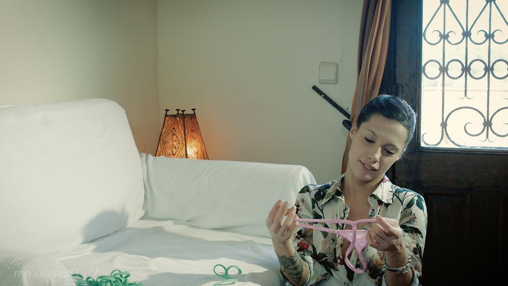 16P Julia and Noe pleasure each other in "Remember"