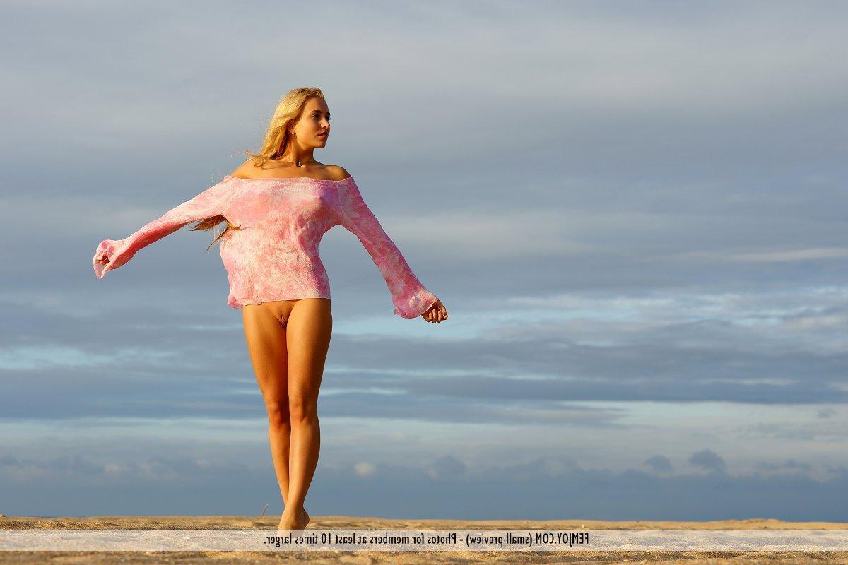 16P Pictures of gorgeous blonde Kaethe getting naked and wet at the beach