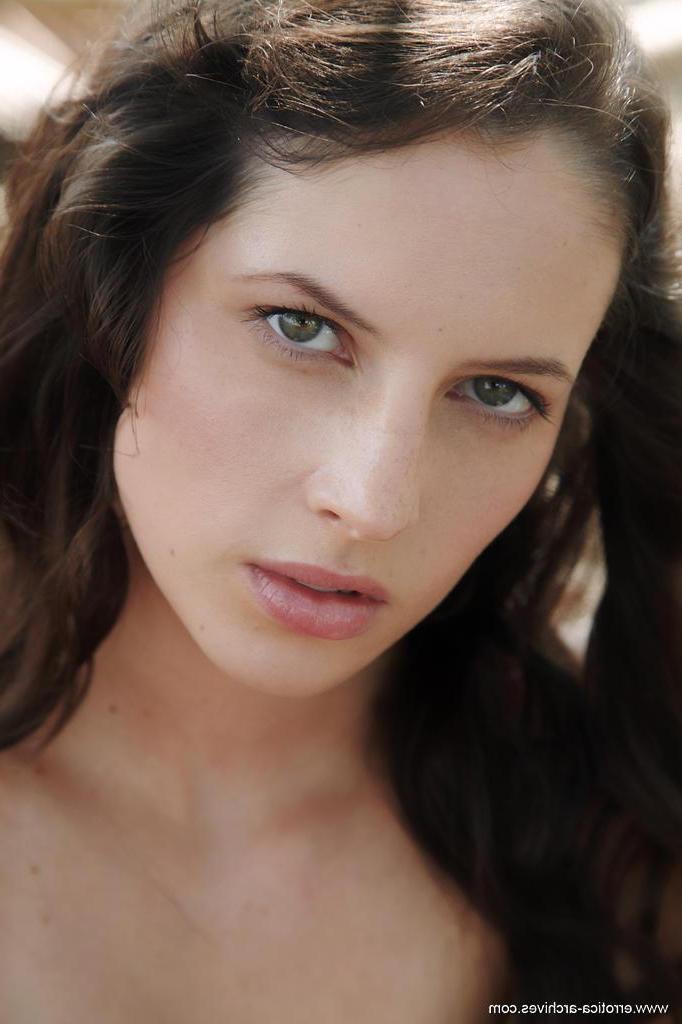 16P Brunette hottie Kamlyn displays her incredible nude body outside
