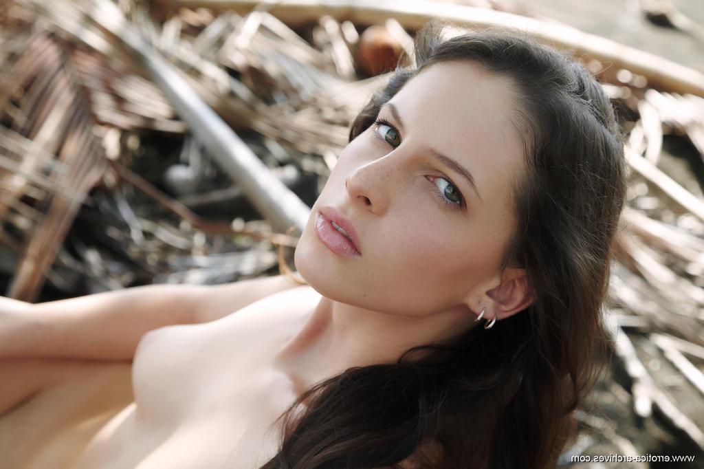 16P Brunette hottie Kamlyn displays her incredible nude body outside