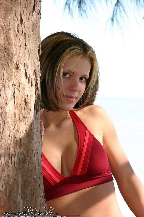 20P Pictures of Karen Dreams showing off in a sexy bikini