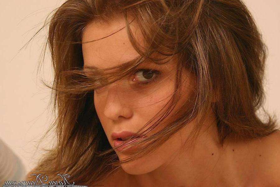 20P Pictures of teen model Karen Dreams waiting for you in bed