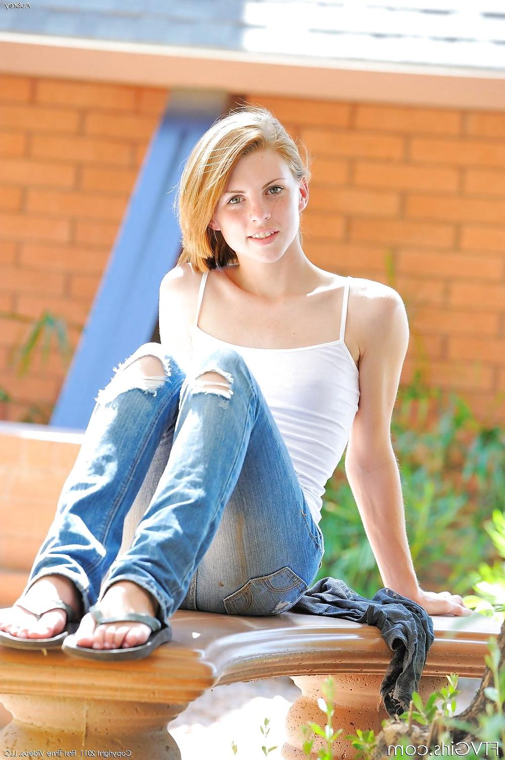25P Girls in sexy jeans