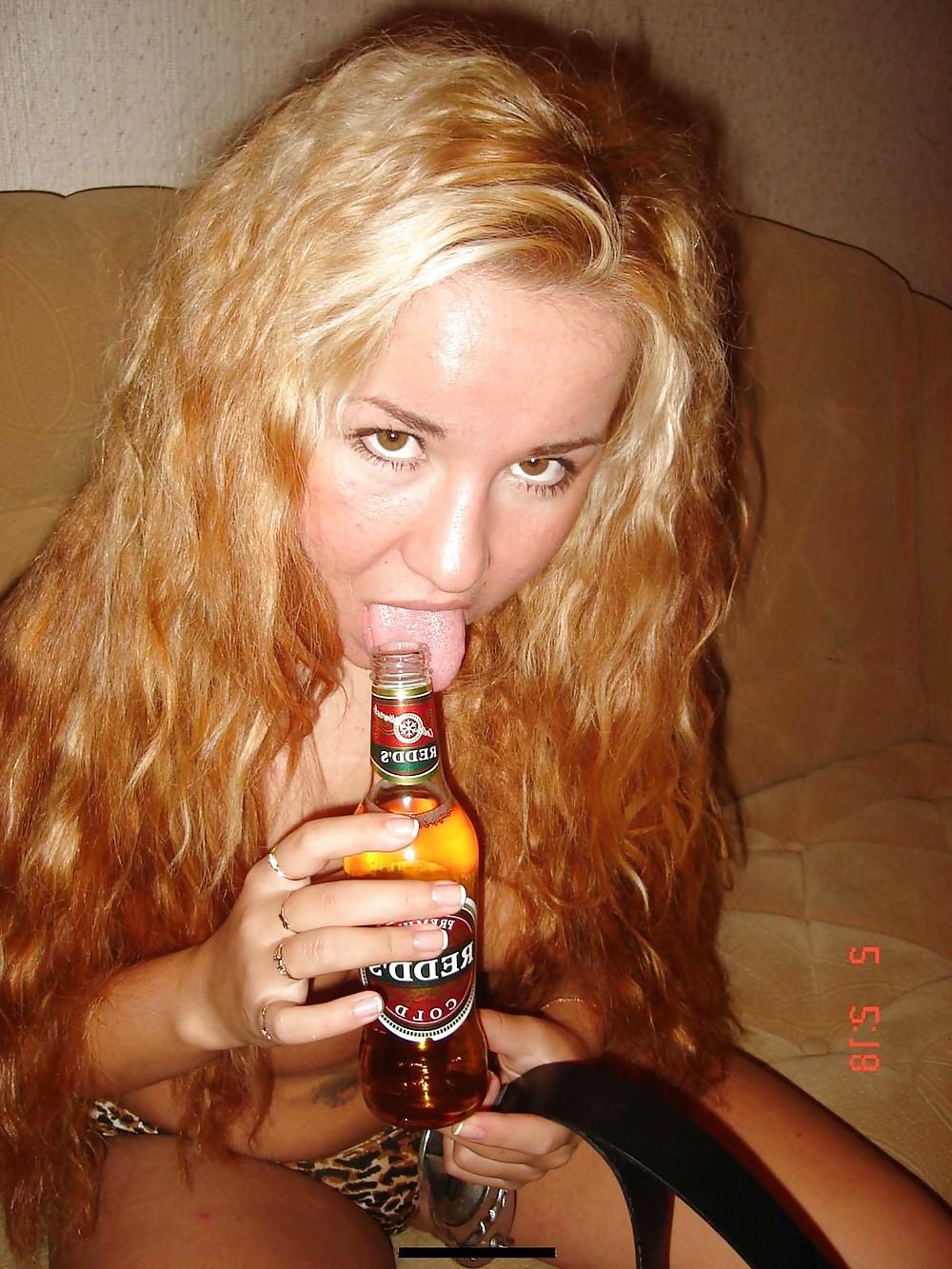 25P CURLY BLONDE POSING