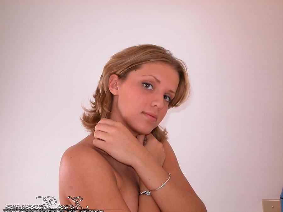 20P Pictures of teen slut Karen Dreams slutting out on the toilet