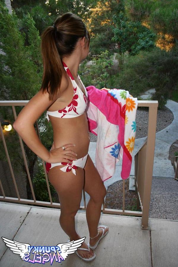 20P Pictures of a hot teen girl in a bikini