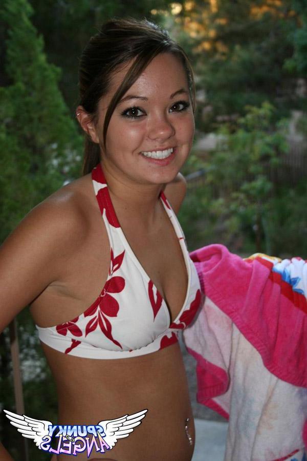 20P Pictures of a hot teen girl in a bikini