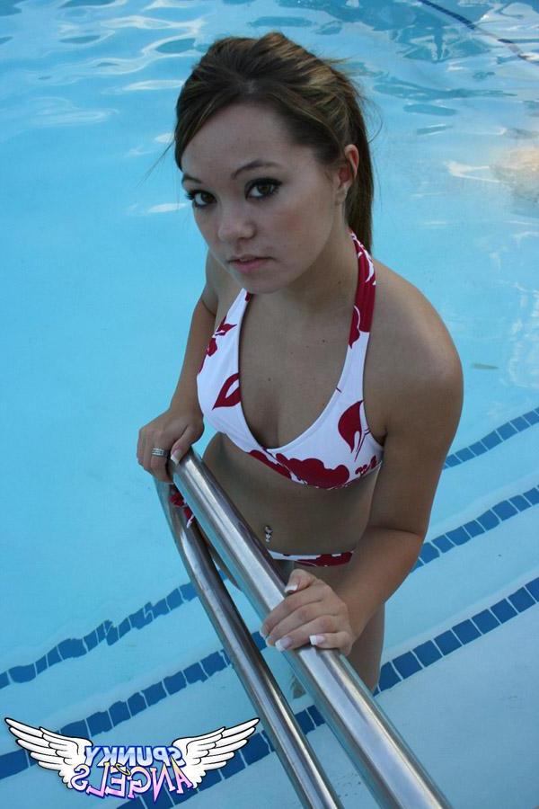 20P Pictures of a hot teen girl in a bikini
