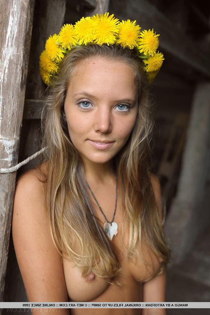 18P Hot girl Mango A displays her nude body like a priceless work of art